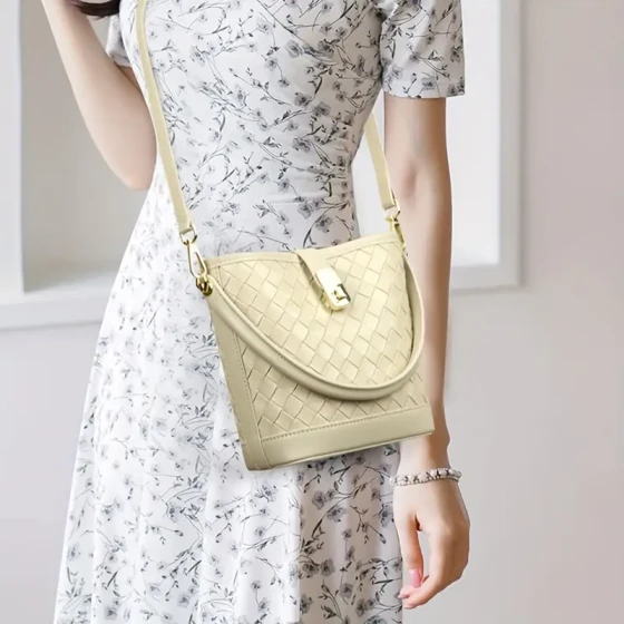 Fashionable and minimalist solid color woven texture women's tote bag, commuting and leisure bucket bag 双语对照 笔记 问问AI助手： 润色译文