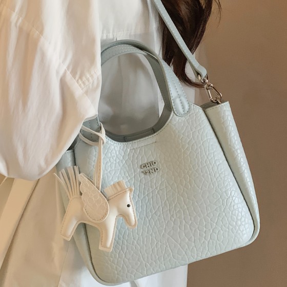 Light blue crocodile patterned fashionable and compact shoulder bag, suitable for shopping and commuting