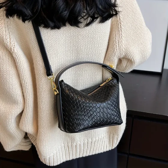 Fashionable black handbag with snake pattern light beige texture, gold hardware and zipper closure - a multifunctional women's fashionable handbag suitable for daily use